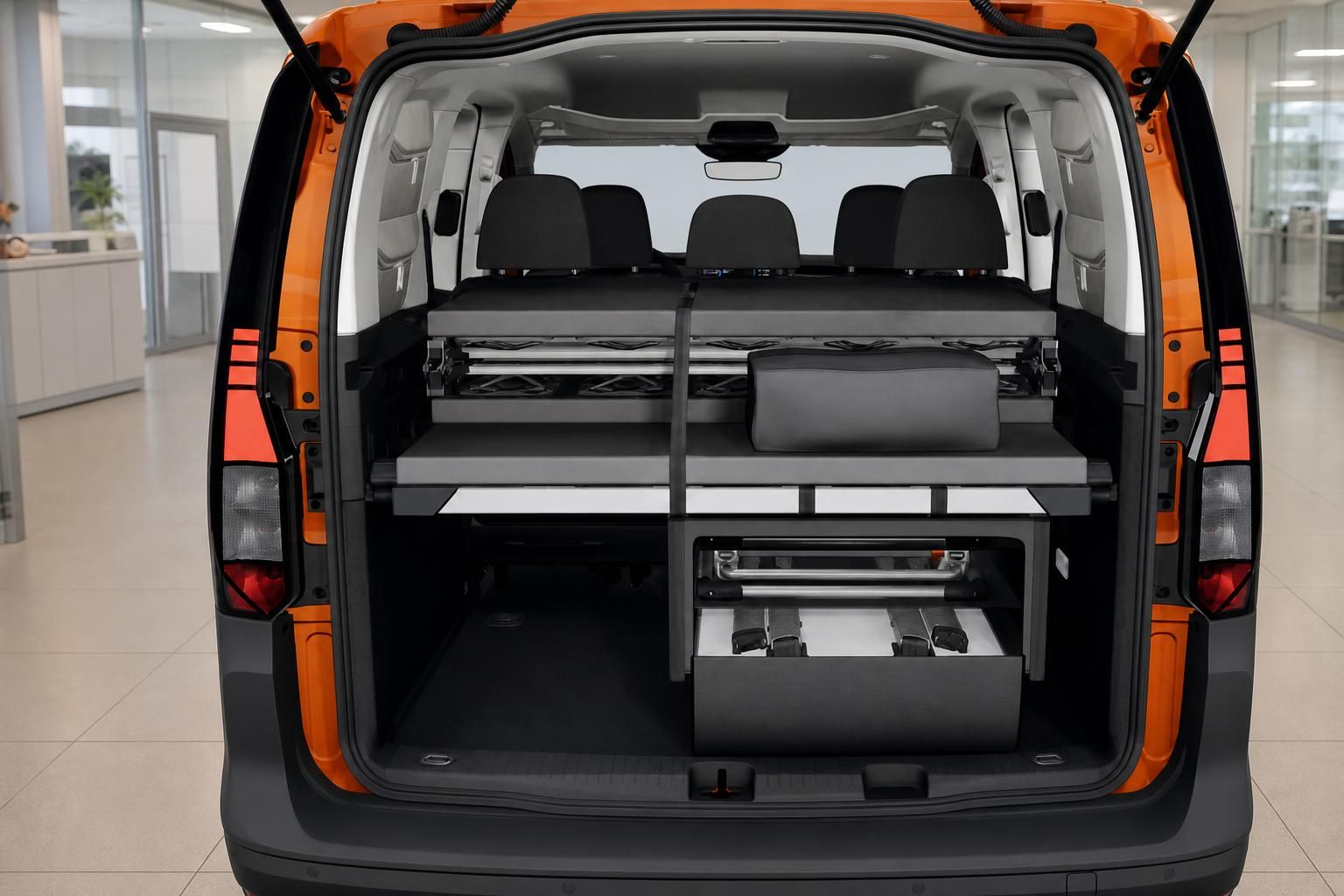 VW Caddy Kofferraum mit Camping-Ausbau von hinten