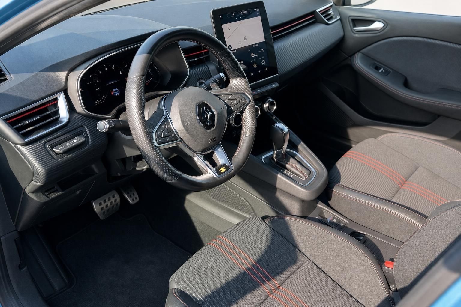 Renault Cockpit mit Lenkrad, Touchscreen und Sportsitzen