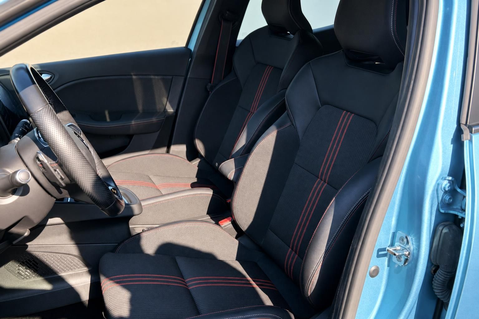 Renault Innenraum mit schwarz-roten Sportsitzen im Detail