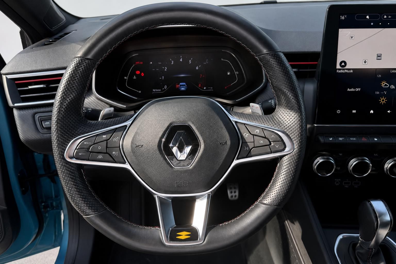 Renault Lenkrad mit Multifunktionstasten und digitalem Tacho