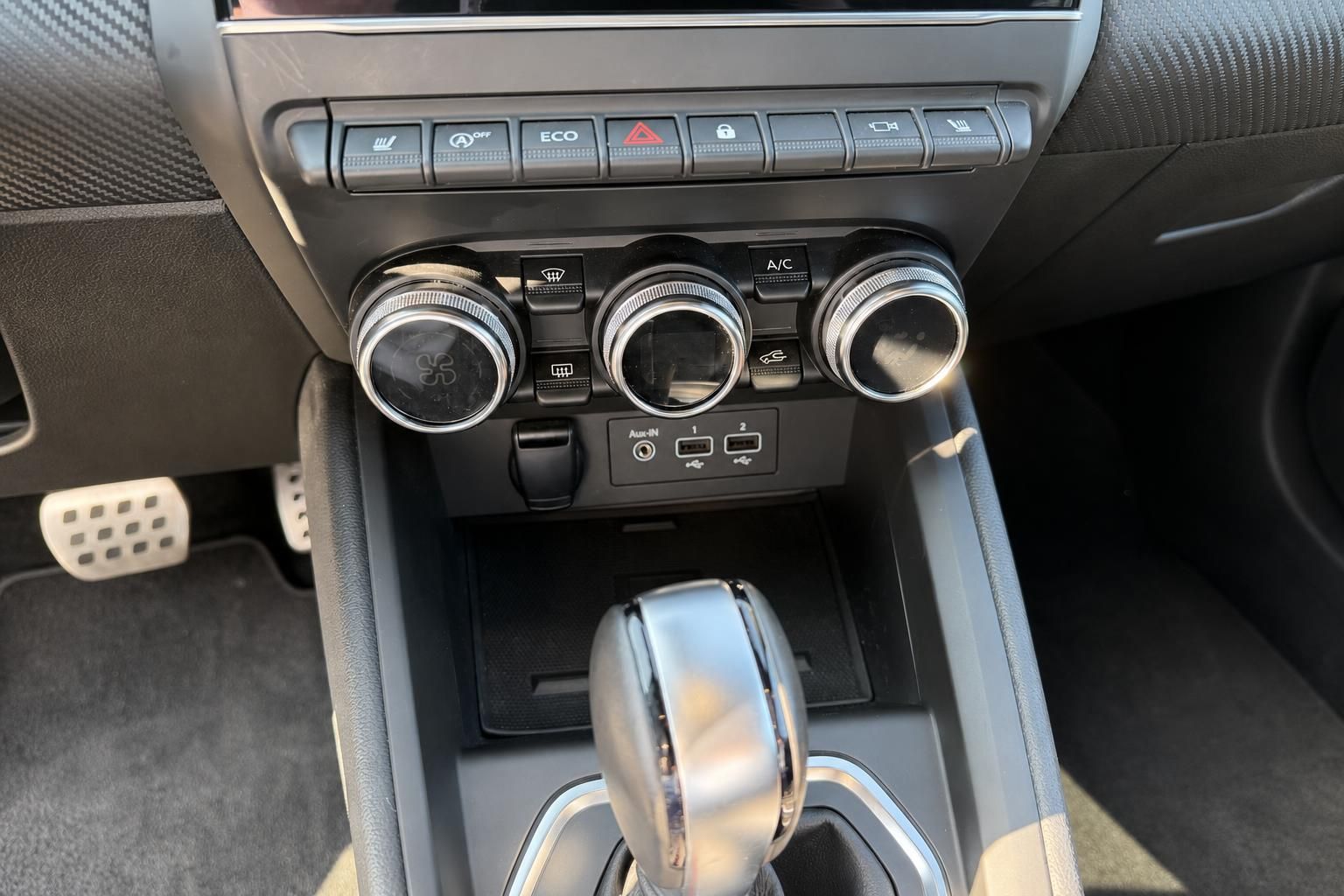 Renault Mittelkonsole mit Klimabedienung und USB-Anschluessen