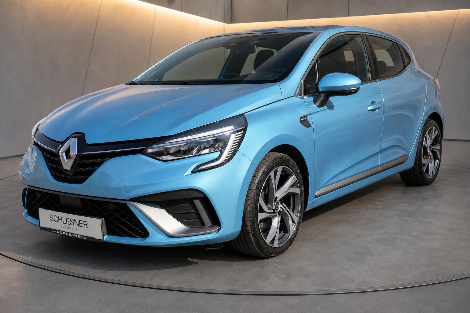 Renault Clio blau Frontansicht schraeg im Autohaus Schlesner