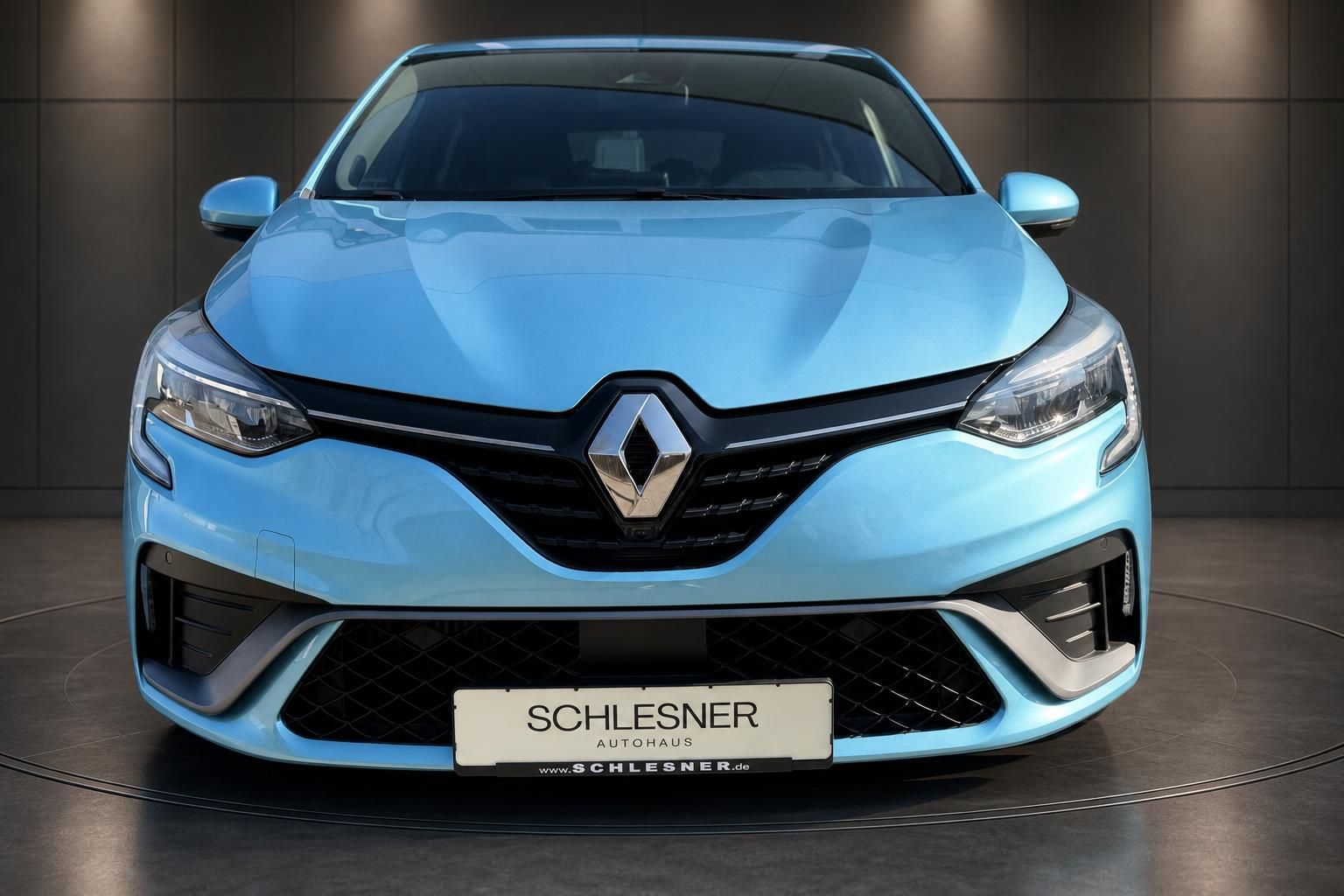 Renault Clio blau Frontansicht mit Renault Logo und Kennzeichenhalter