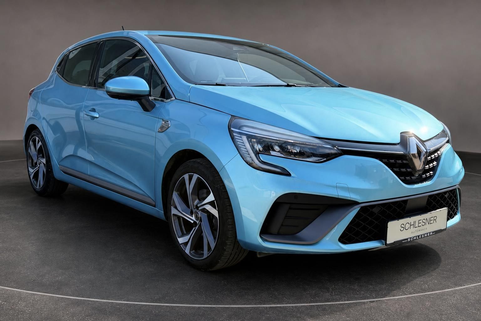 Renault Clio blau Frontansicht schraeg mit Kennzeichenhalter Schlesner