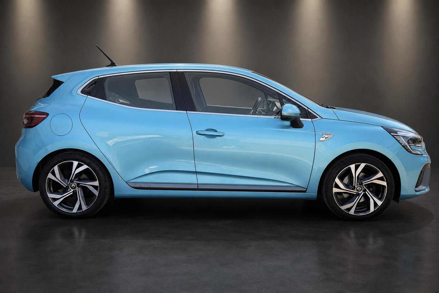 Renault Clio in Blau Seitenansicht mit Alufelgen im Studio