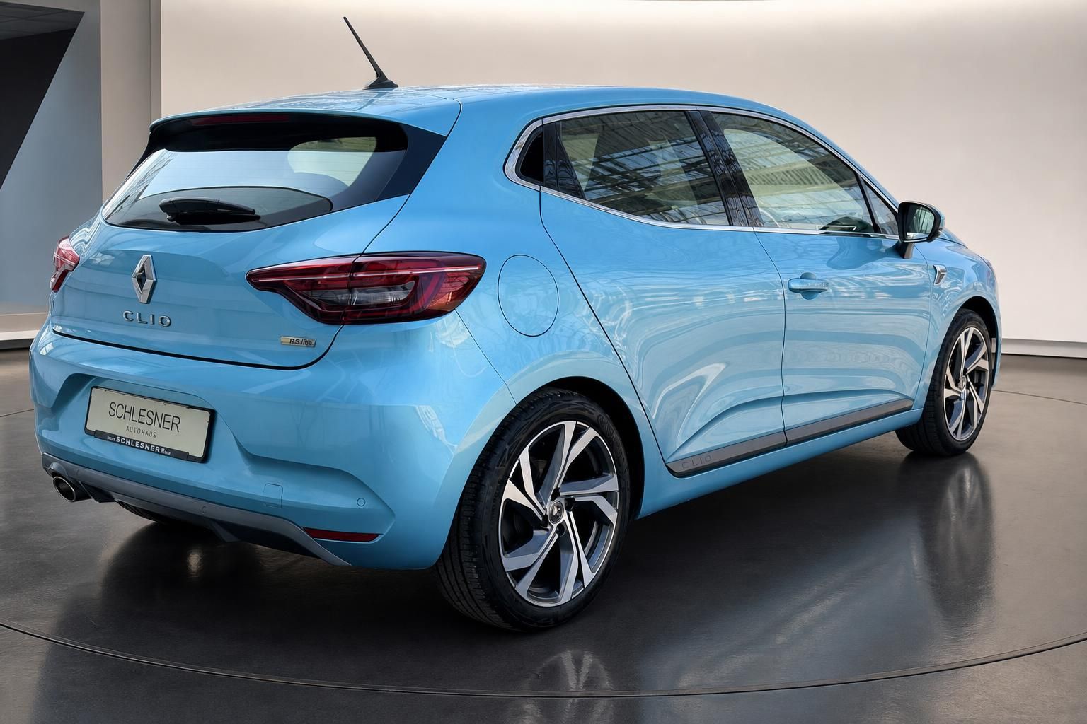 Renault Clio R.S. Line in Blau, Heckansicht schraeg im Autohaus