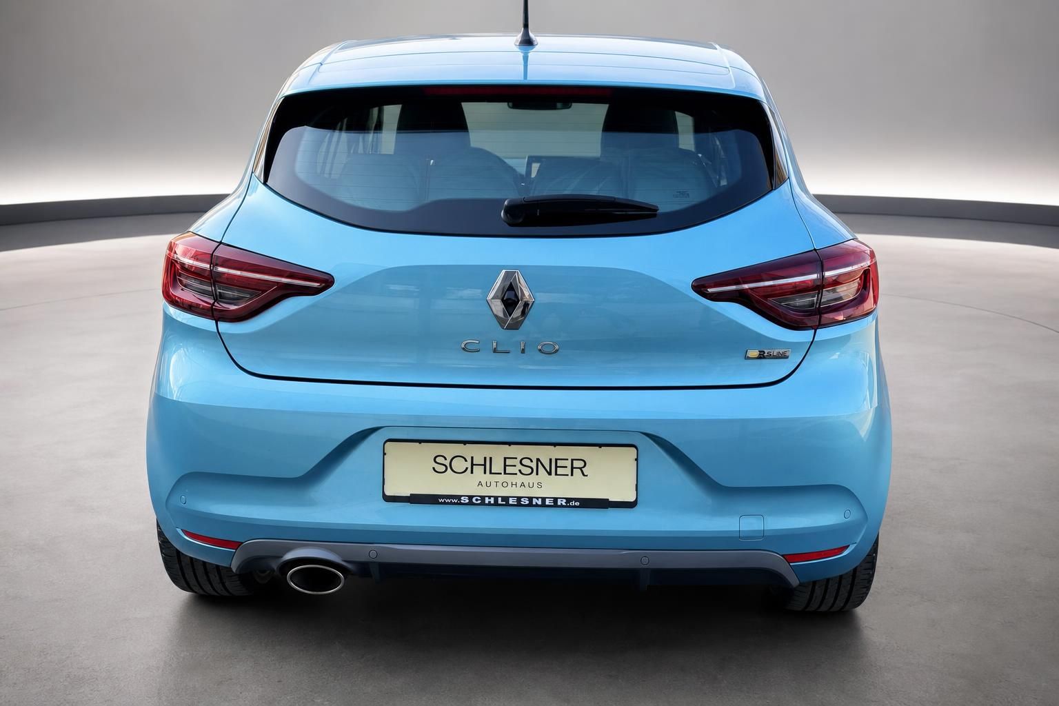 Renault Clio in Blau, Heckansicht frontal mit Ruecklichtern