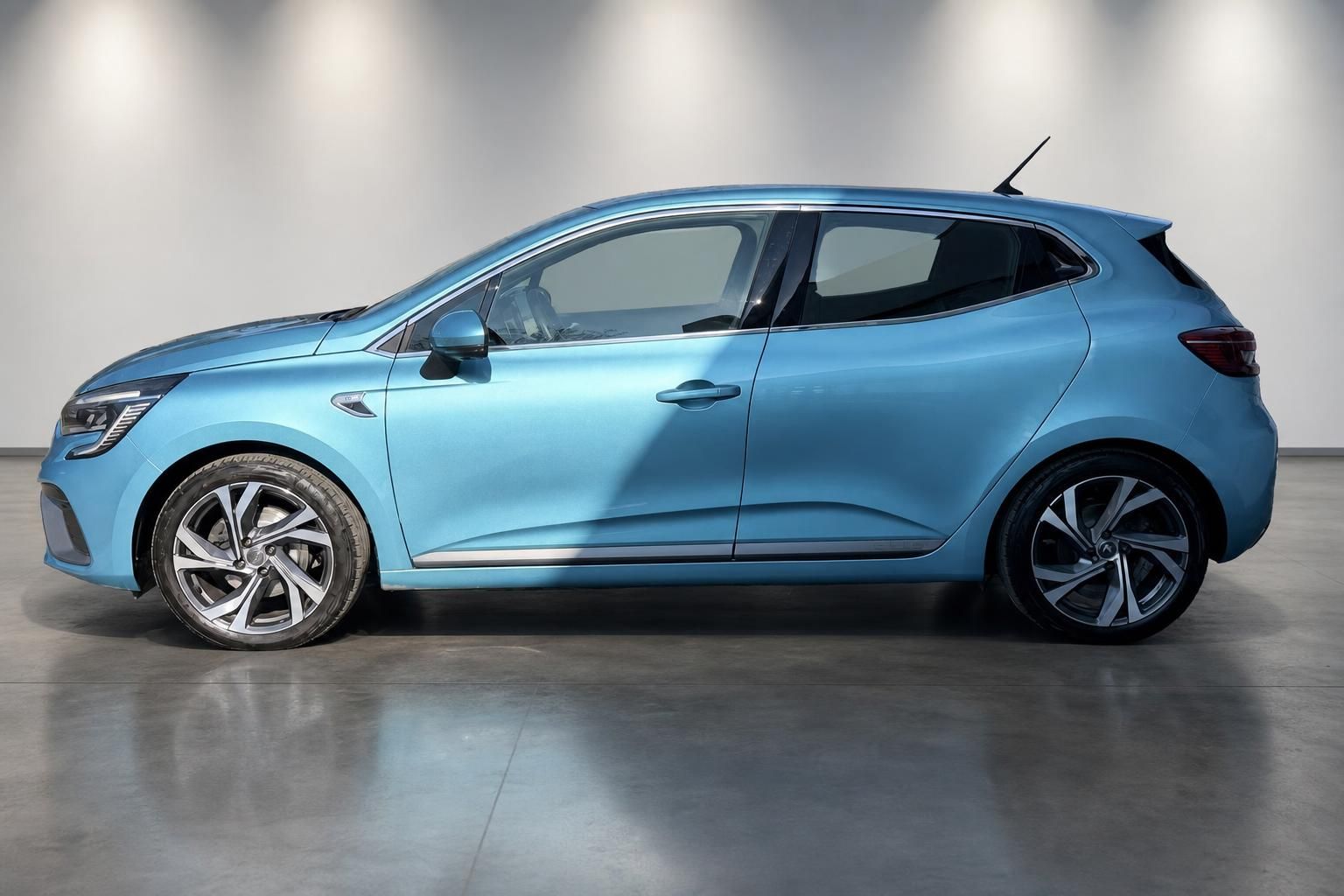 Renault Clio in Blau metallic, Seitenansicht mit Alufelgen