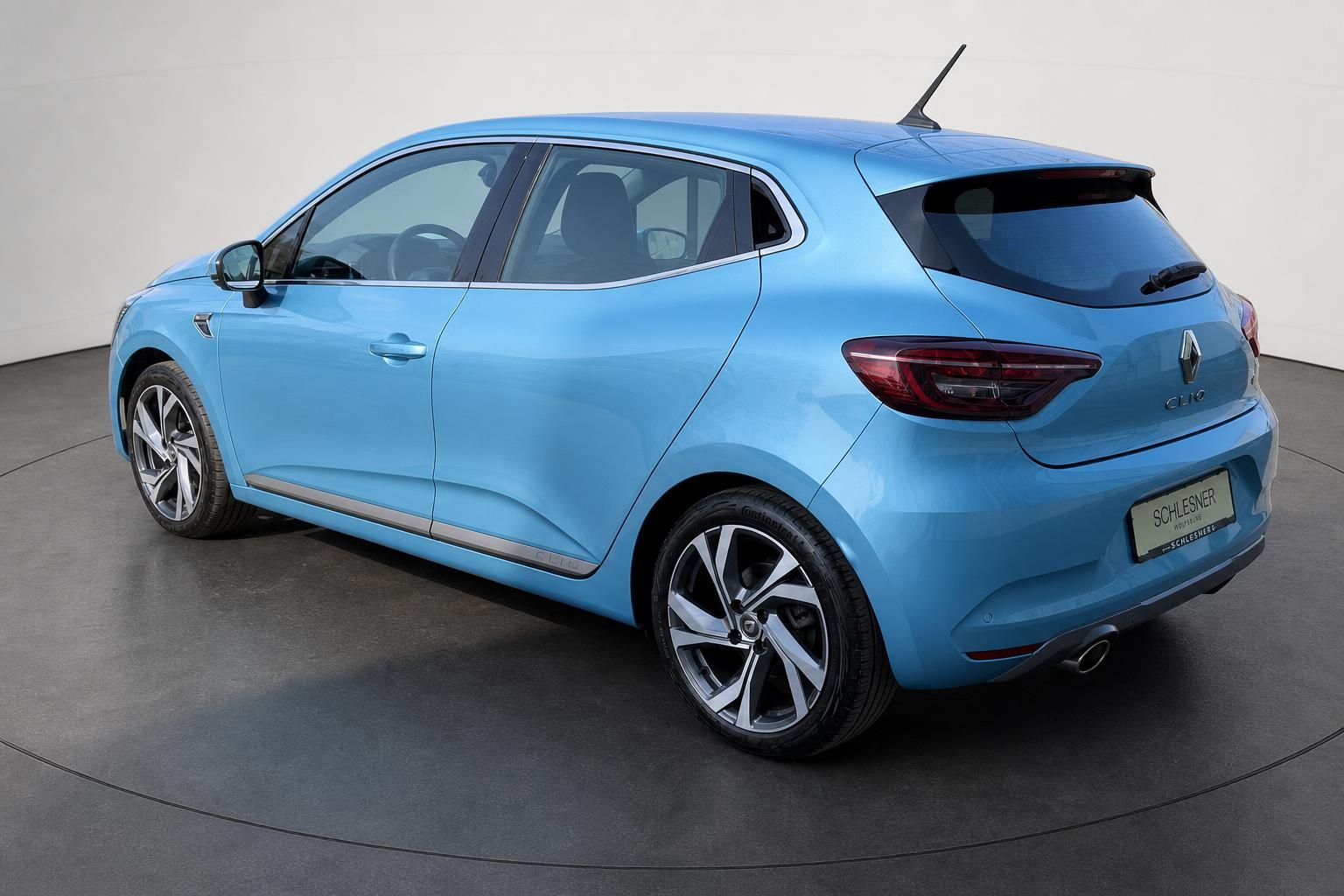 Renault Clio R.S. Line Blau, Heckansicht von schraeg hinten