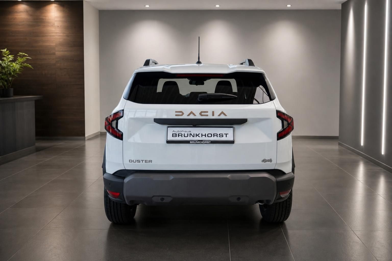 Dacia Duster weiß Heckansicht mit Kennzeichen im Autohaus Brunkhorst Showroom