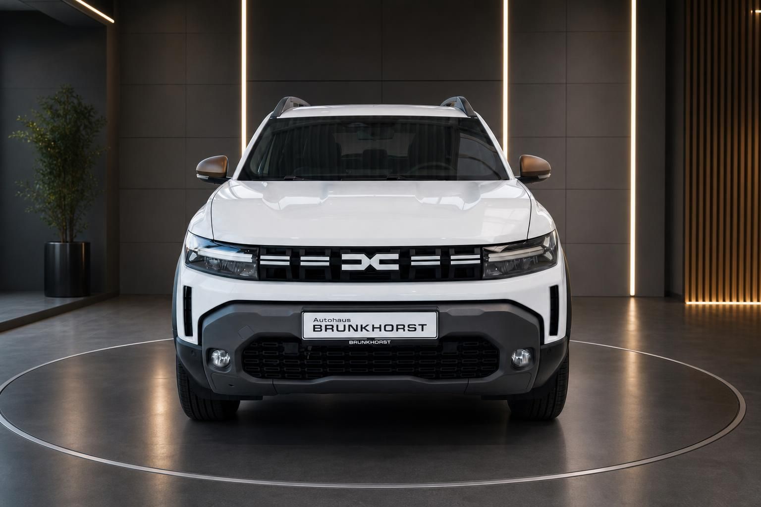 Dacia Duster weiß Frontansicht mit Kennzeichen auf Präsentationsbühne im Autohaus