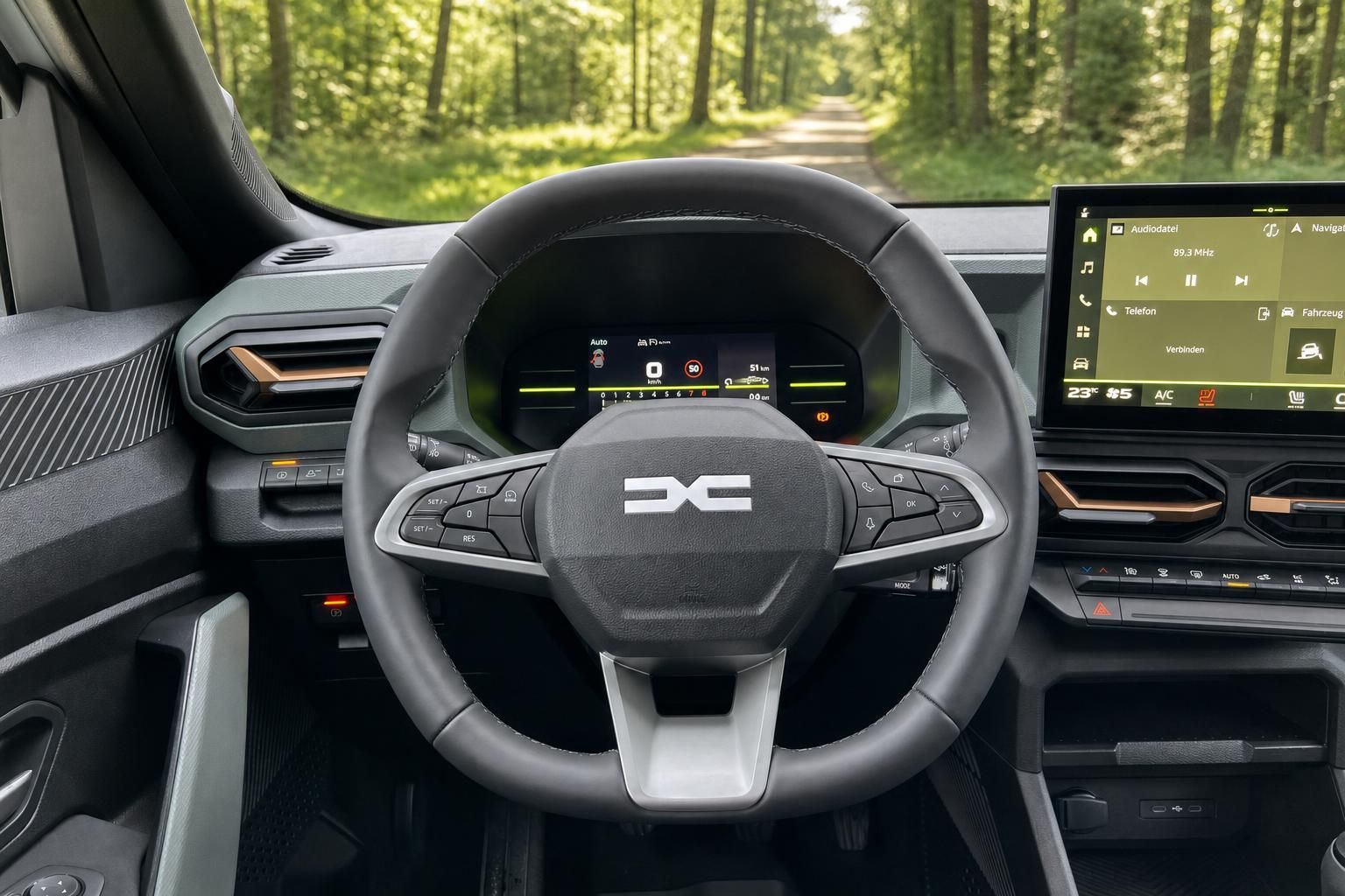 Modernes Lenkrad mit digitalem Cockpit und Touchscreen im Fahrzeug-Innenraum