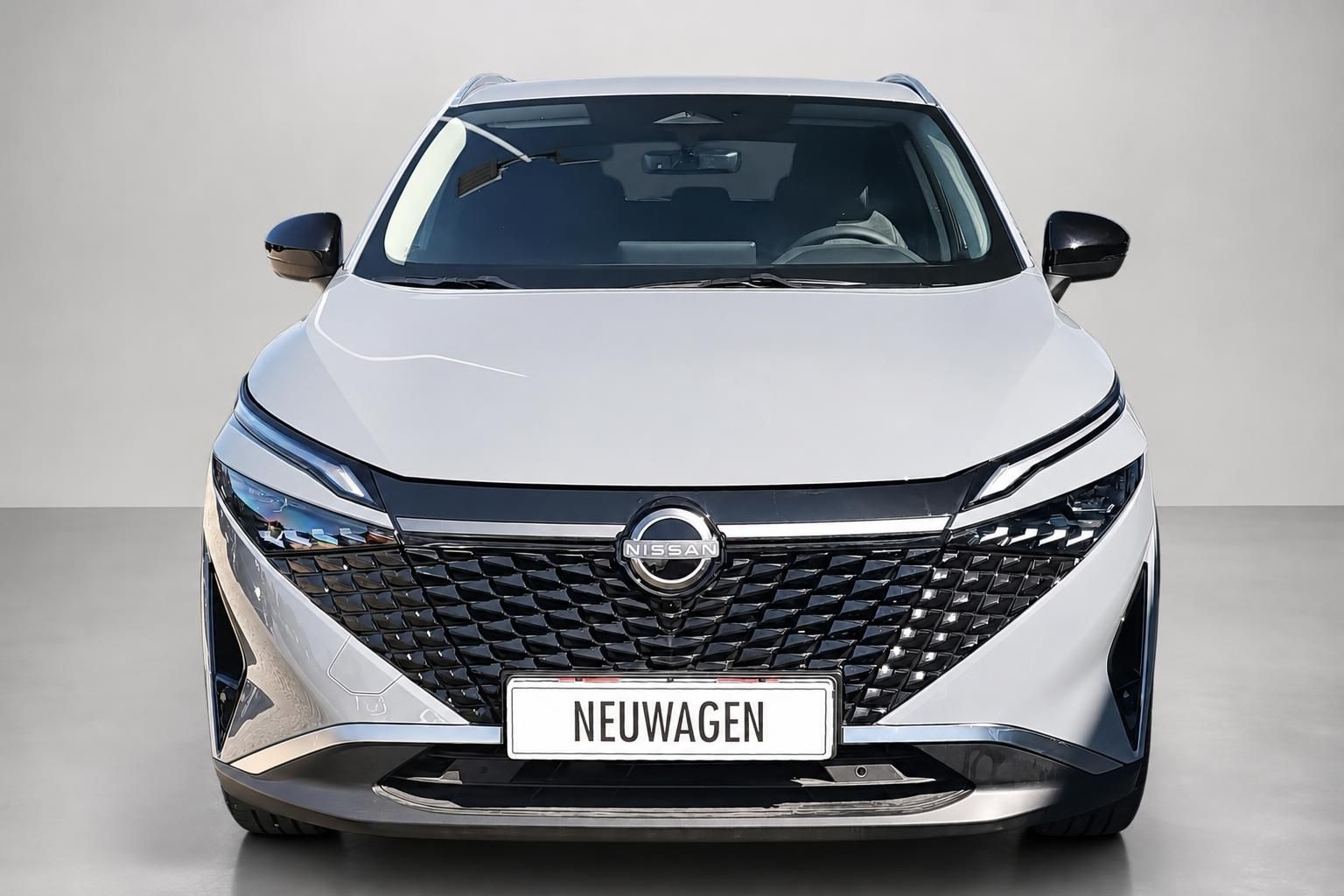 Nissan Qashqai Neuwagen Frontansicht in Weiß mit Kühlergrill
