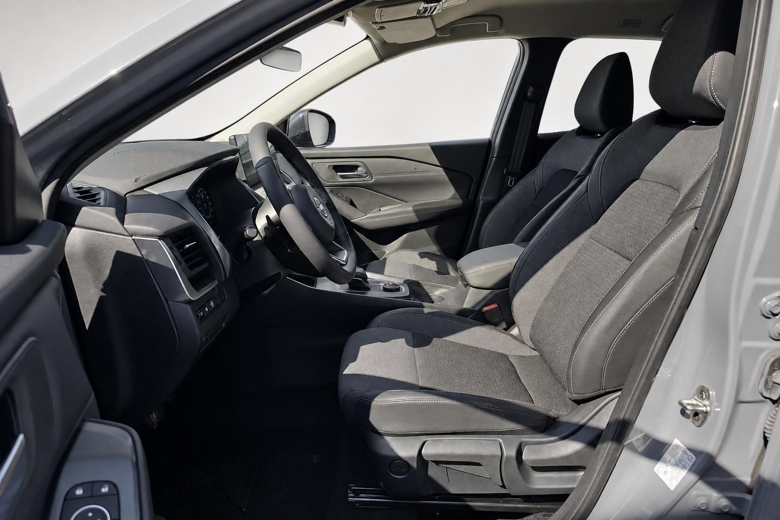 Nissan Innenraum mit Vordersitzen und Cockpit, Blick durch Fahrertuer