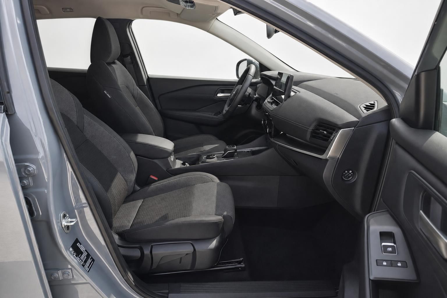 Nissan Innenraum, Vordersitze und Armaturenbrett im Detail