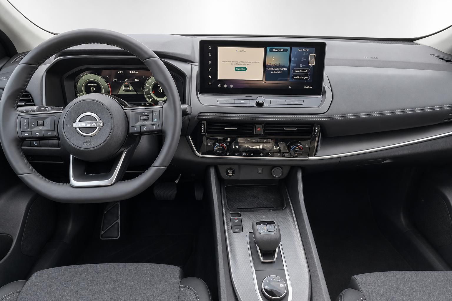 Nissan Cockpit mit Lenkrad, Digitaltacho und Touchscreen-Infotainment