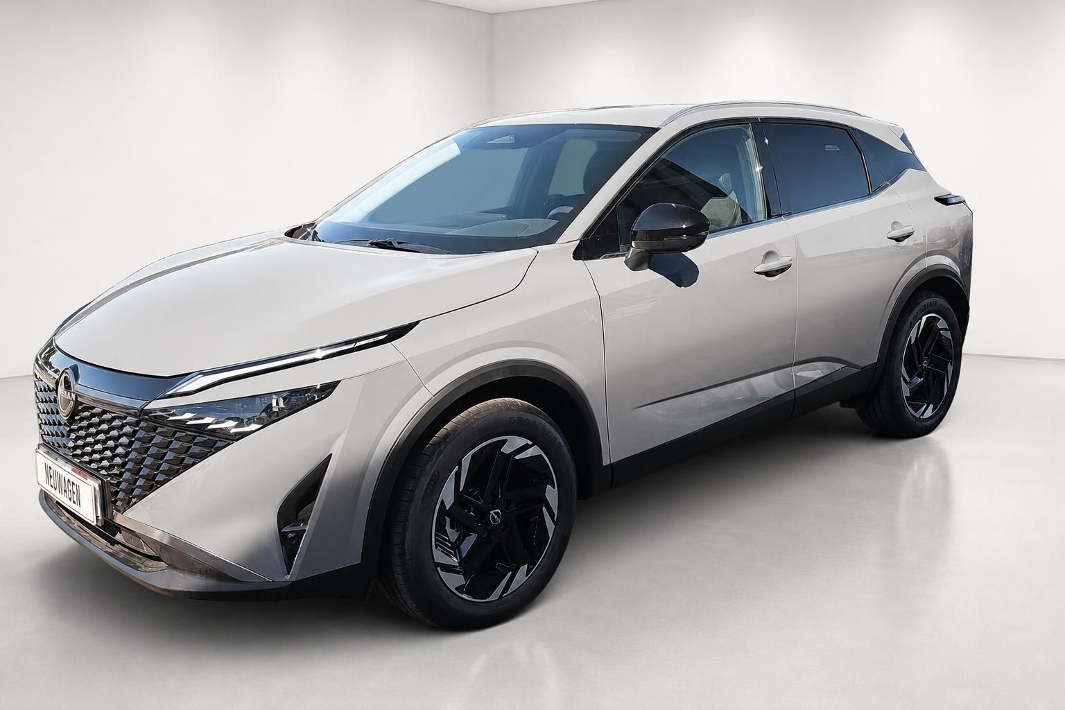 Nissan Qashqai Neuwagen Seitenansicht vorne in Silber