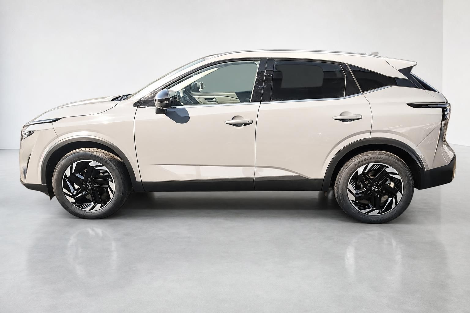 Nissan Qashqai Neuwagen Seitenansicht in Champagner-Beige