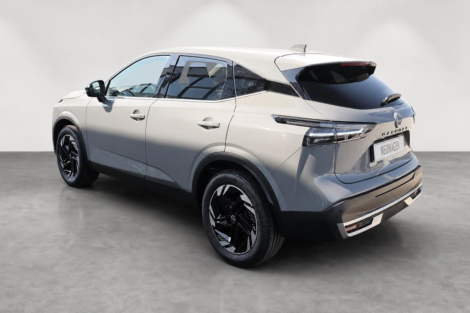 Nissan Qashqai Neuwagen Heckansicht in Beige-Grau Metallic