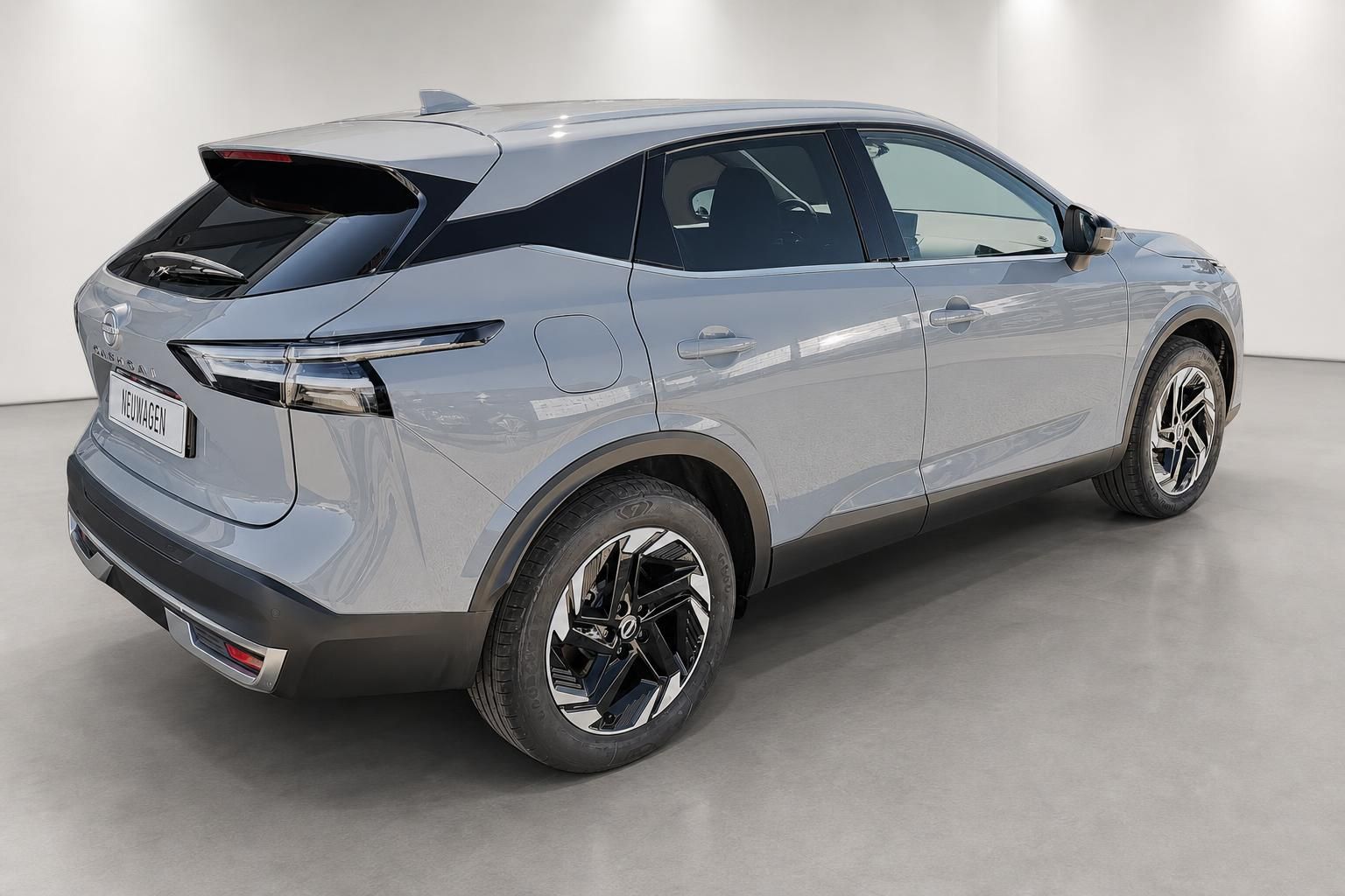 Nissan Qashqai Neuwagen Heck-Seitenansicht in Grau im Studio