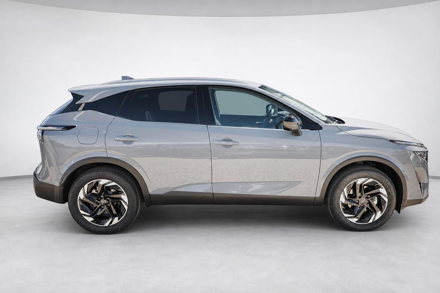 Nissan Qashqai Neuwagen Seitenansicht in Silber im Studio