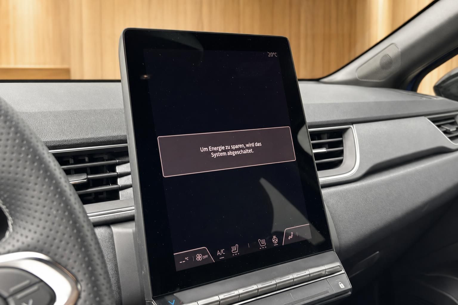 Renault Infotainment-Touchscreen mit Energiespar-Hinweismeldung im Fahrzeuginnenraum