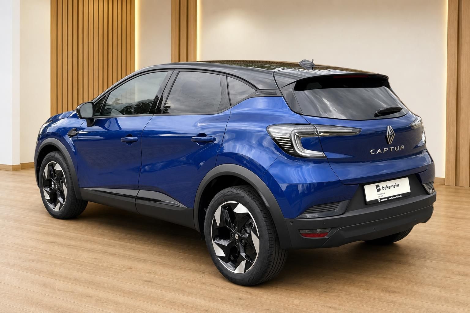 Renault Captur blau Heckansicht schräg – kompakter SUV im Autohaus