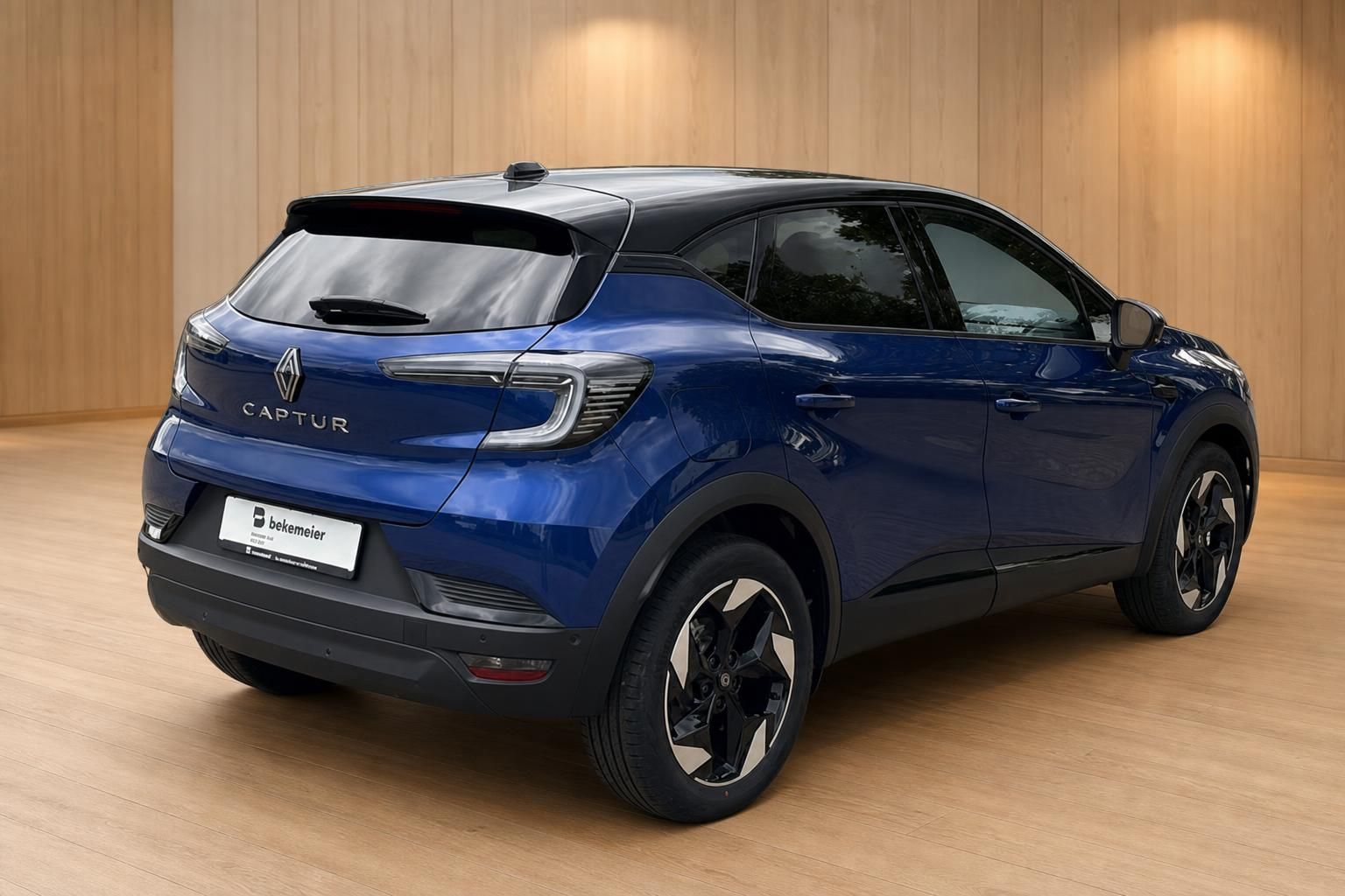 Renault Captur blau Heckansicht – kompakter SUV mit LED-Rückleuchten und schwarzem Dach