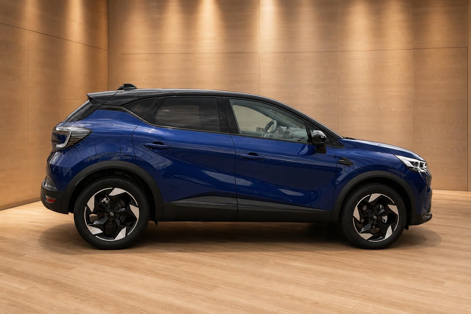 Renault Captur blau Seitenansicht – kompakter SUV mit schwarzem Dach und Leichtmetallfelgen