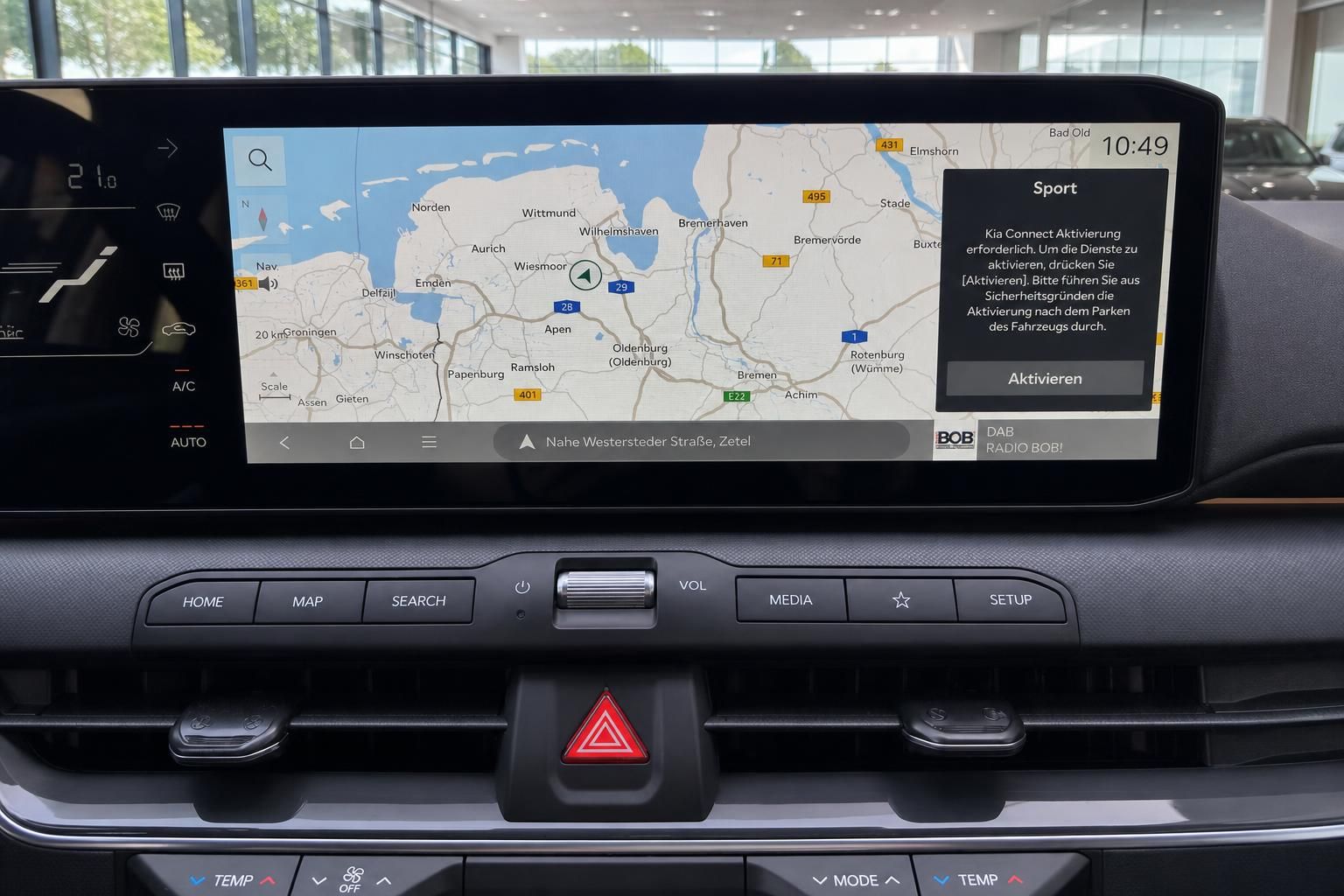 Kia Infotainment-Display mit Navigationskarte und Kia Connect Aktivierungshinweis