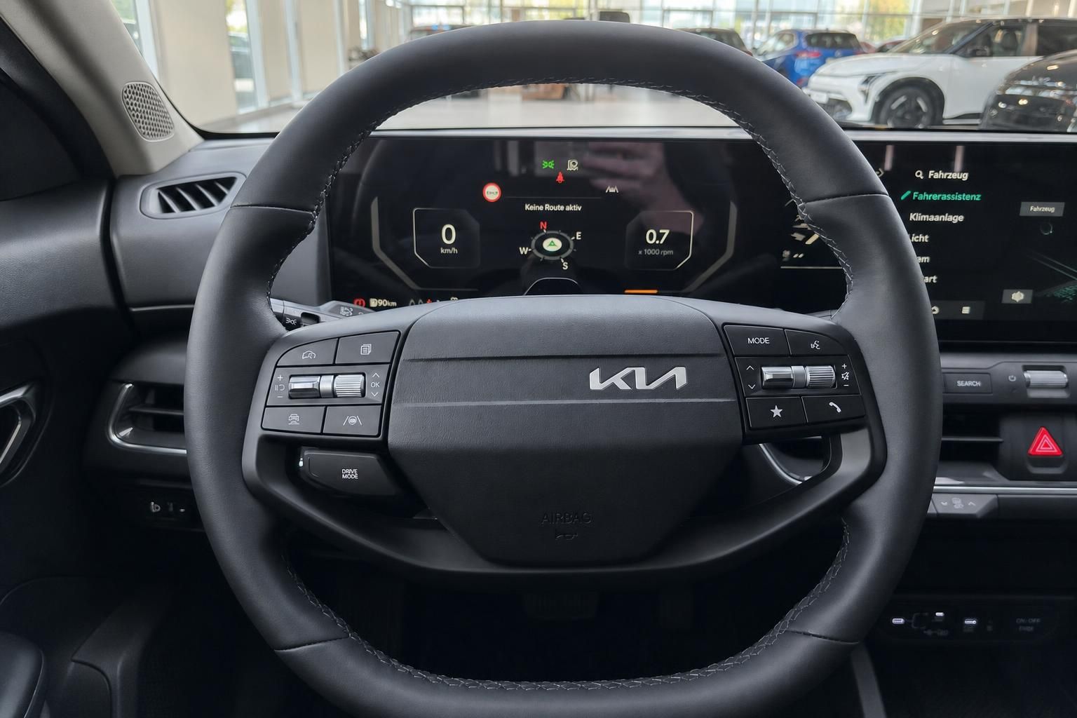 Kia Lenkrad mit Multifunktionstasten und Digitalanzeige im Cockpit
