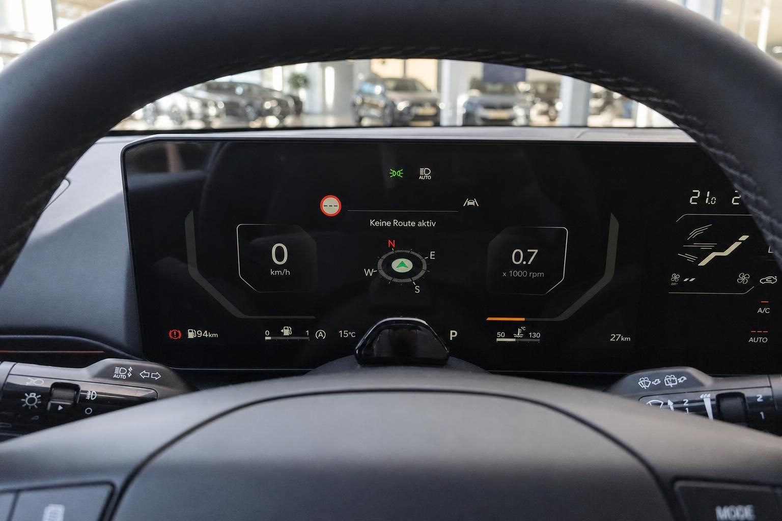 Digitales Kombiinstrument mit Tachoanzeige hinter dem Lenkrad