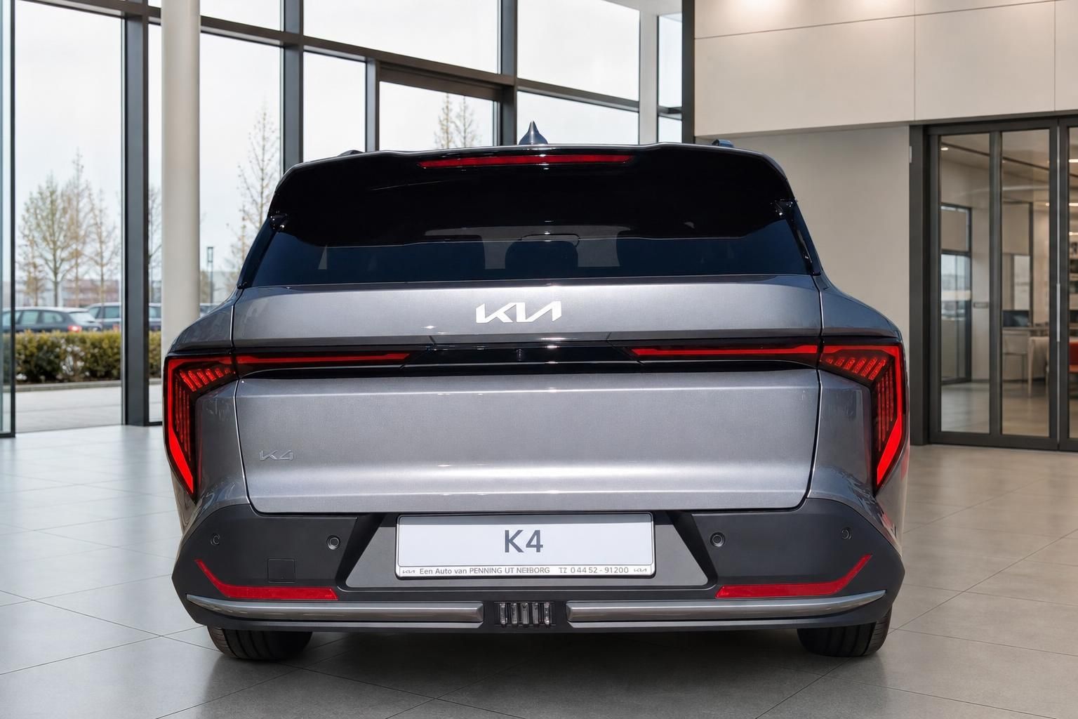 Kia K4 Kombi Heckansicht mit LED-Rückleuchten im Showroom