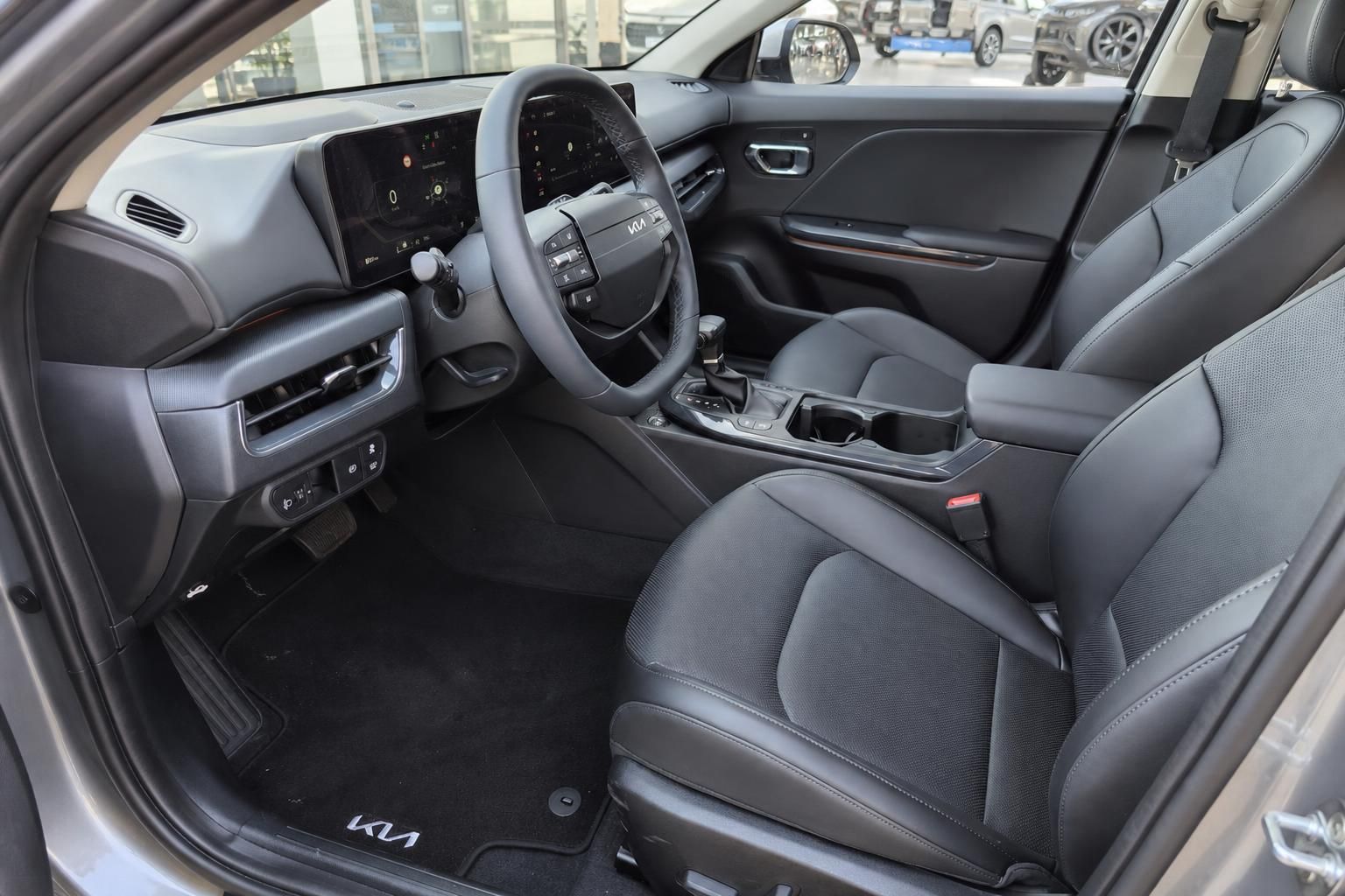 Kia Innenraum: Cockpit mit Lenkrad, Digitaldisplay und schwarzer Ledersitzausstattung
