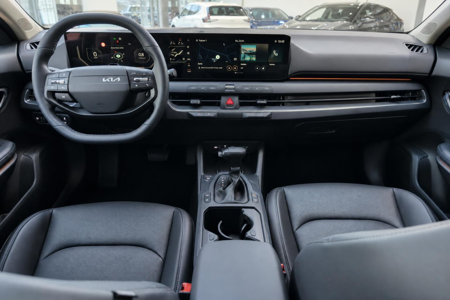 Kia Cockpit mit Lenkrad, Infotainment-Display und Vordersitzen im Überblick
