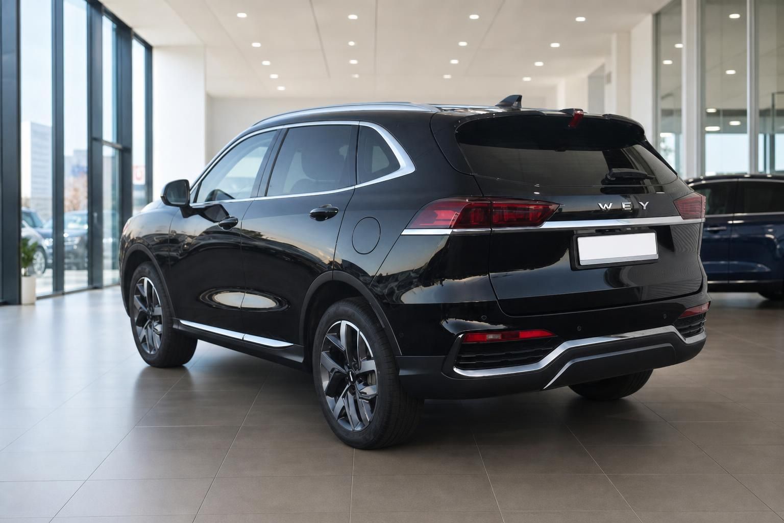 Schwarzer WEY SUV Heckansicht mit Chromdetails im Showroom