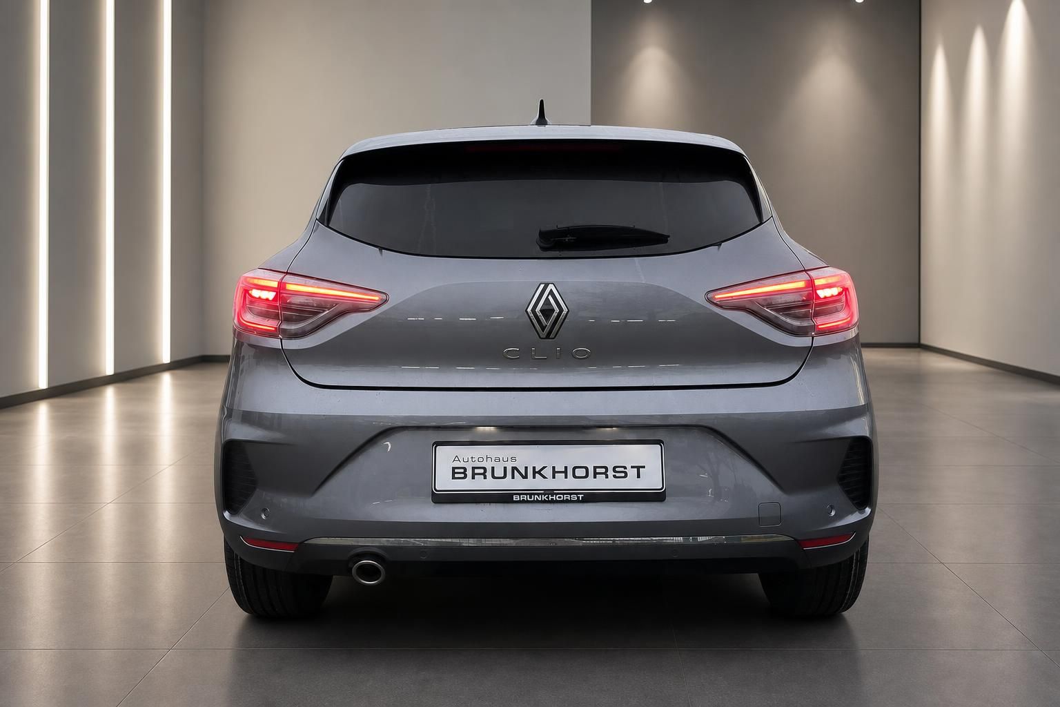 Renault Clio grau Heckansicht im Showroom mit LED-Rückleuchten und Händlerkennzeichen Autohaus Brunkhorst