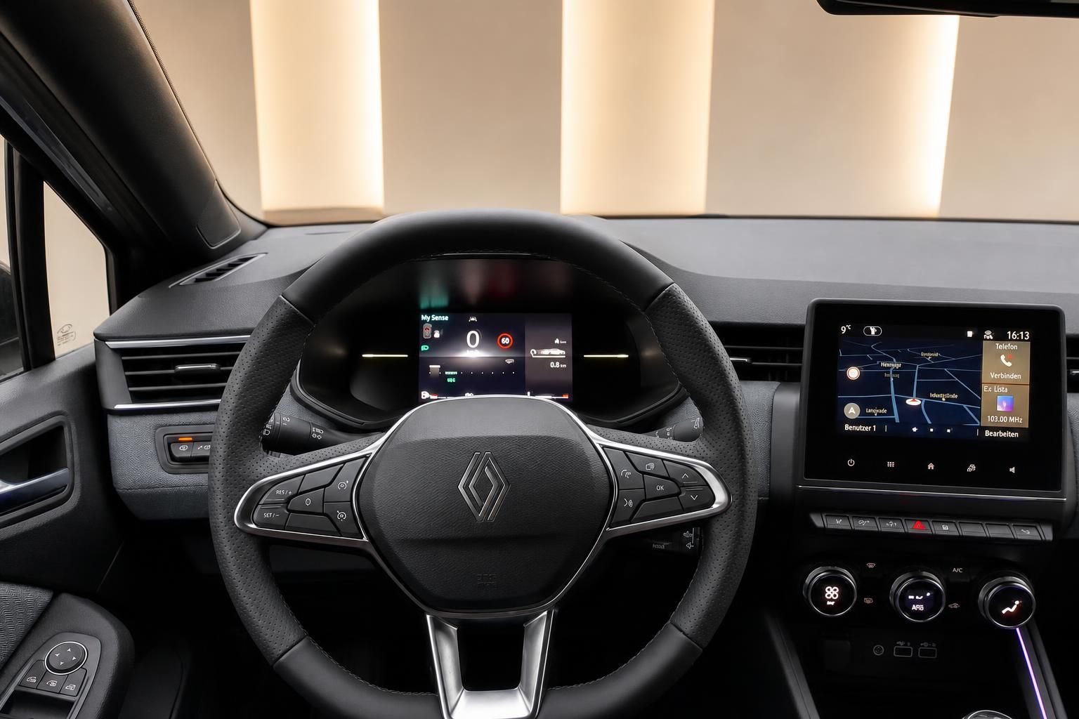 Renault Fahrzeug Armaturenbrett mit digitalem Display und Lenkrad - Innenraumansicht