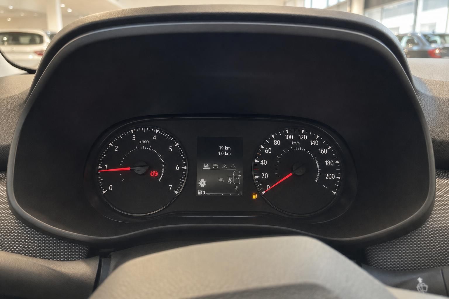 Digitales Kombiinstrument mit Tacho und Drehzahlmesser im Auto