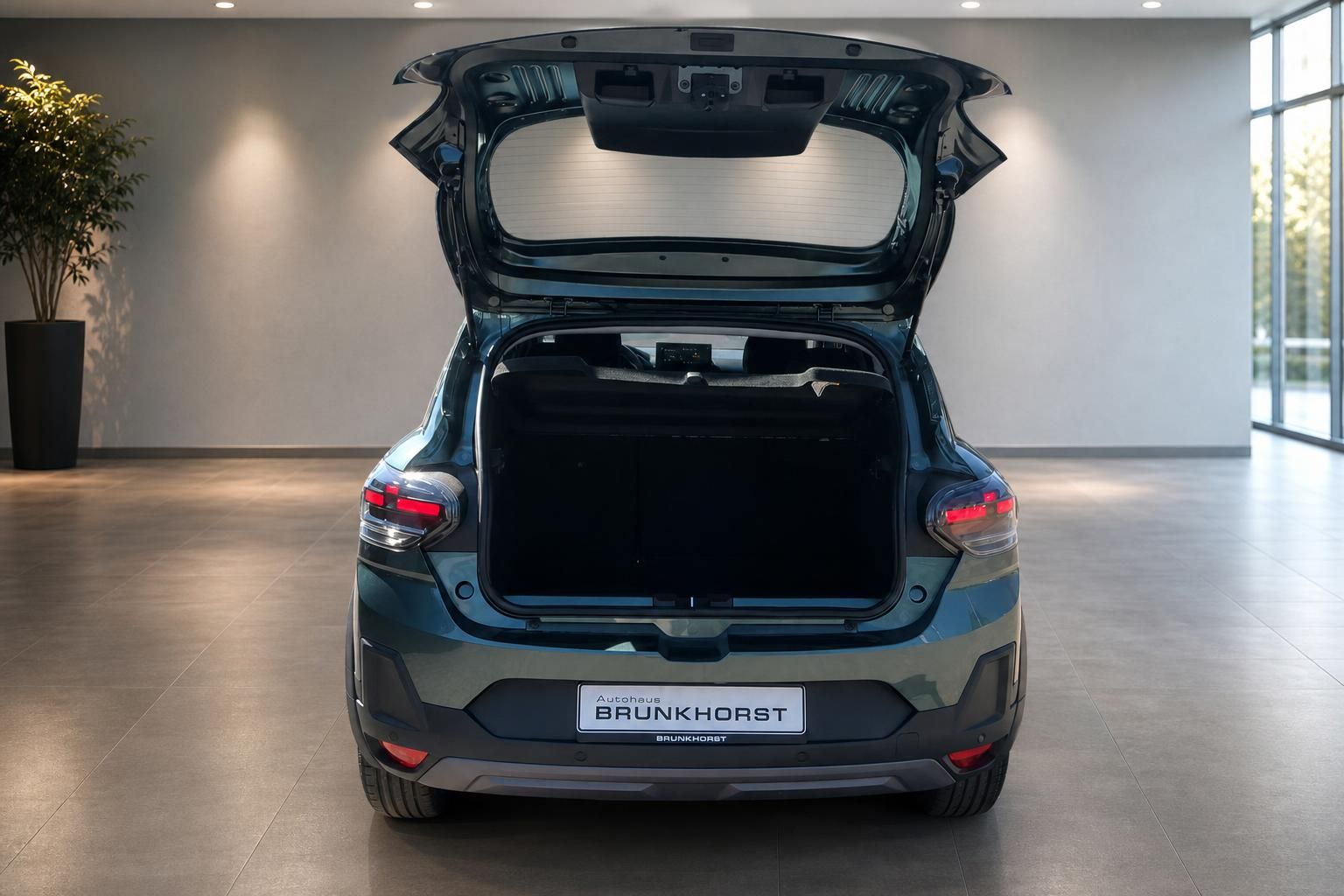 Fahrzeug von hinten mit geöffneter Heckklappe und Kofferraum