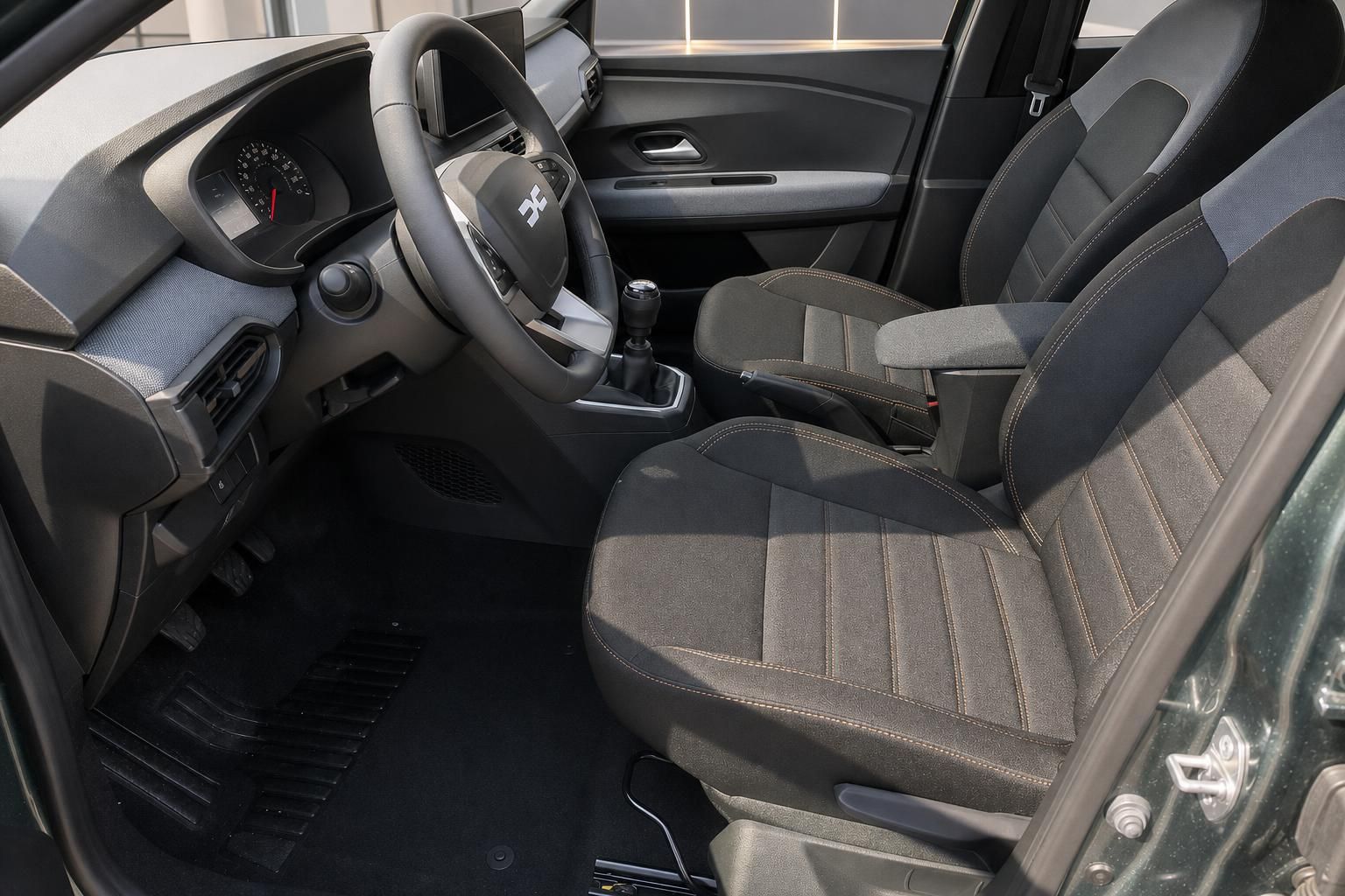 Dacia Sandero Stepway Innenraum mit Vordersitzen und Schaltung