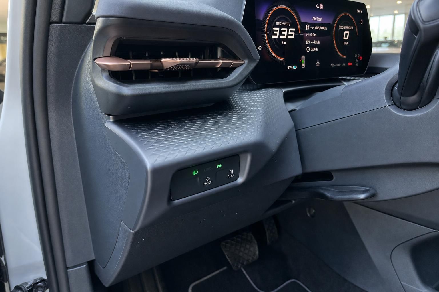 Digitales Cockpit und Lüftungsdüse im Cupra Interieur, Detailansicht