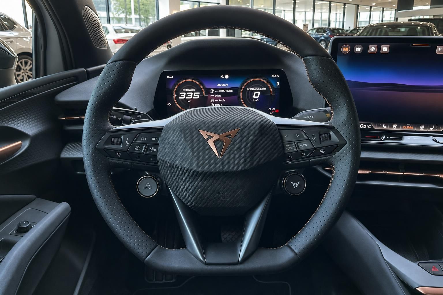 Cupra Lenkrad mit Cockpit und Infotainment-Display im Innenraum