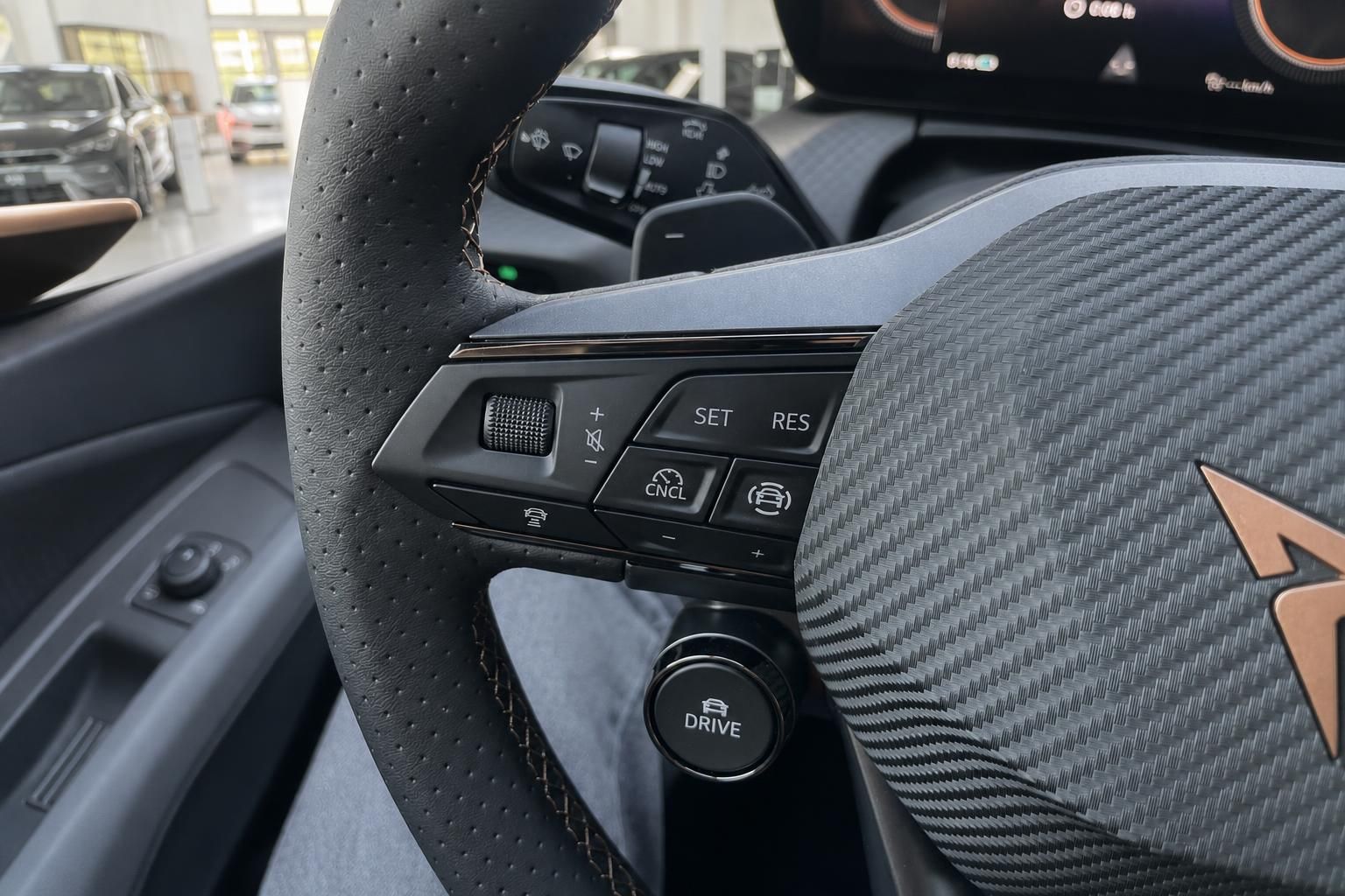 Multifunktionslenkrad mit Bedienelementen im Cupra, Detailaufnahme