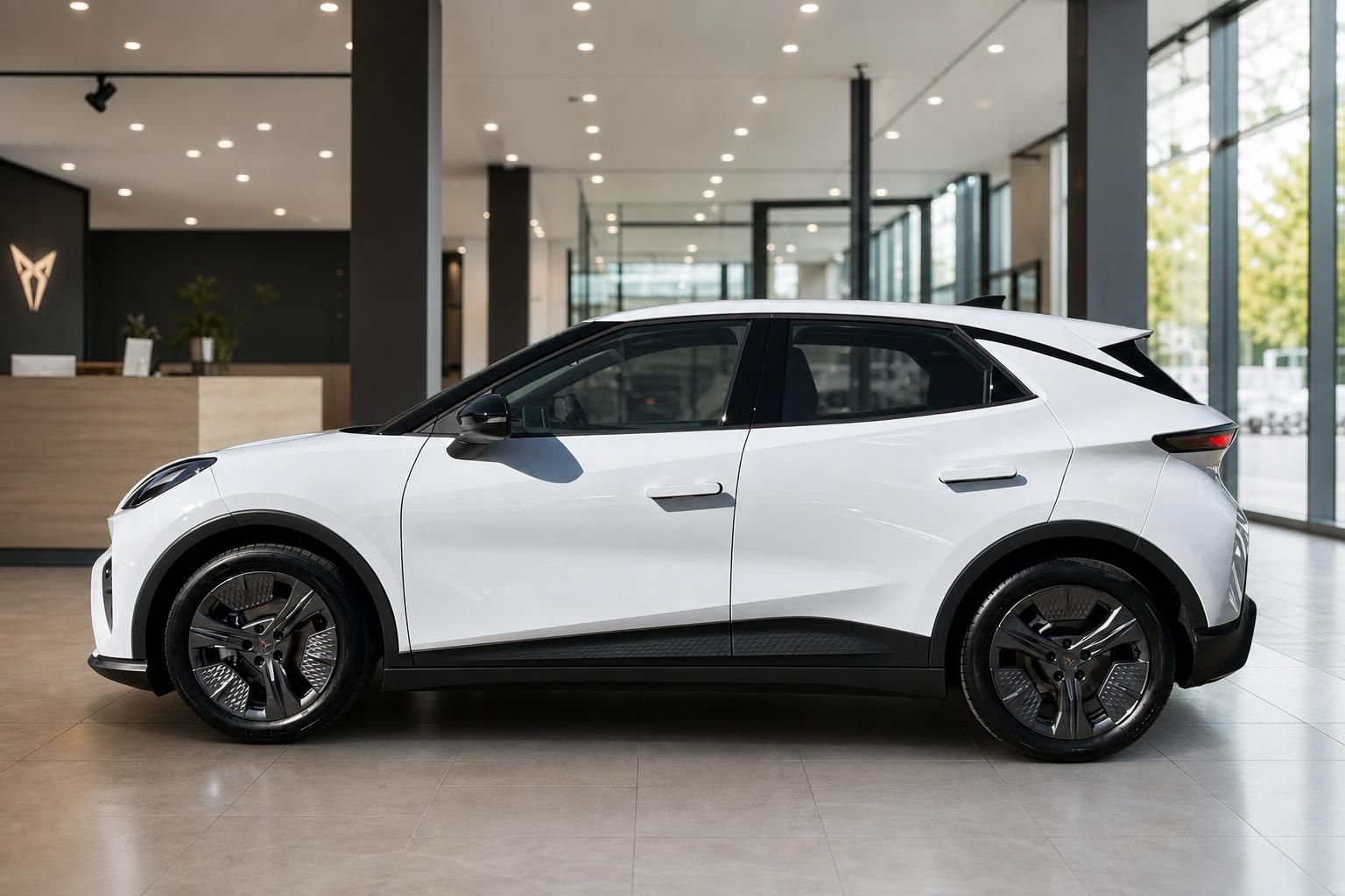 Weißer Cupra SUV Seitenansicht im Autohaus Showroom
