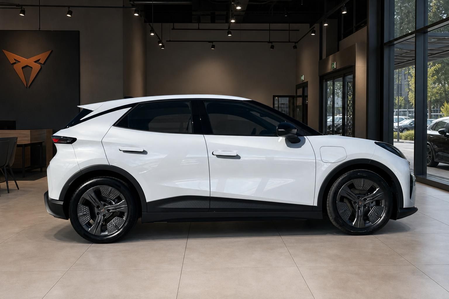Weißer Cupra SUV Seitenprofil im modernen Autohaus