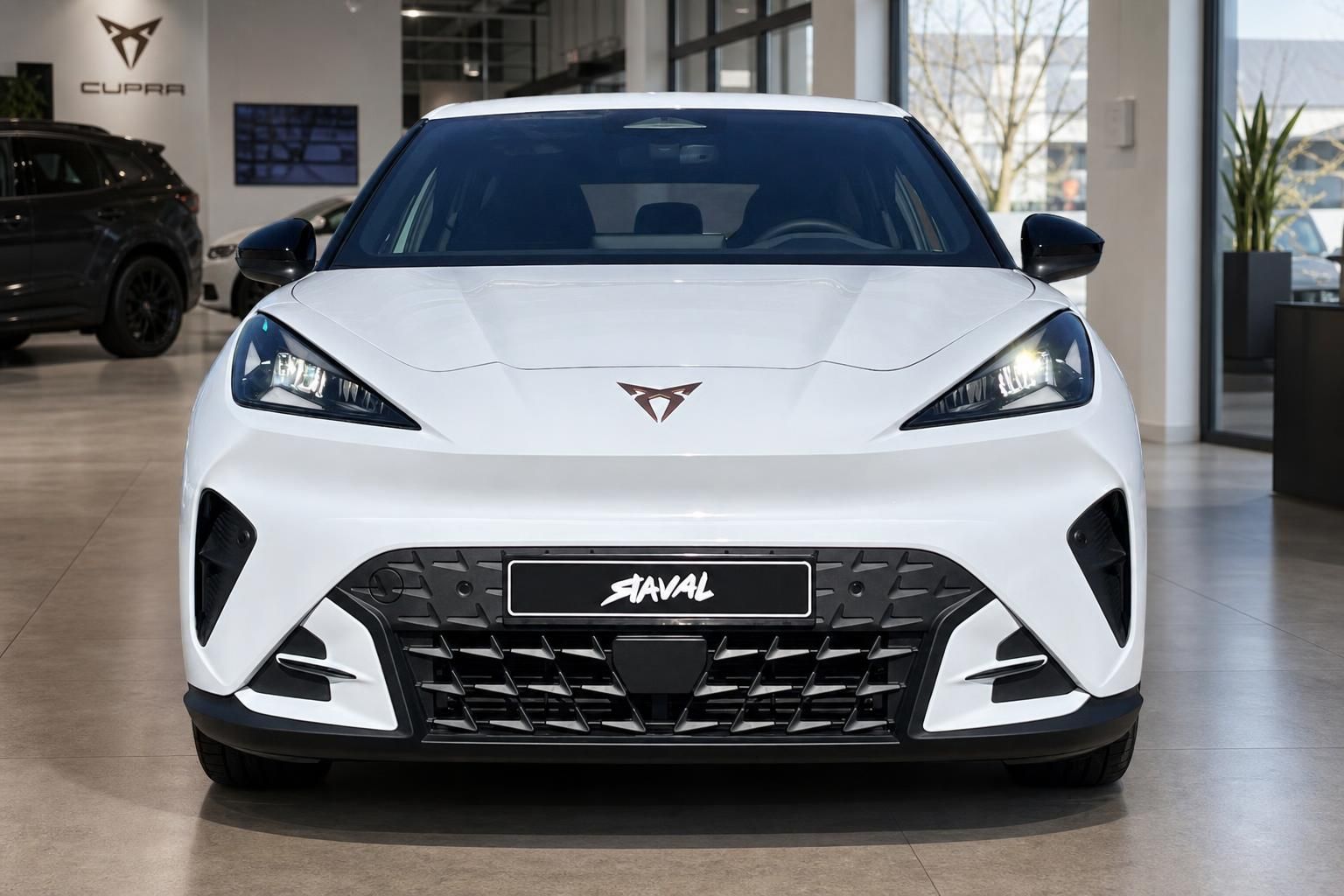 Weißer Cupra SUV Frontansicht im Cupra Autohaus