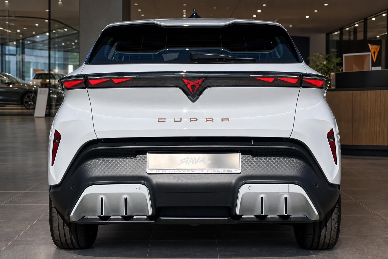 Cupra Raval Heckansicht mit LED-Rückleuchten im Autohaus