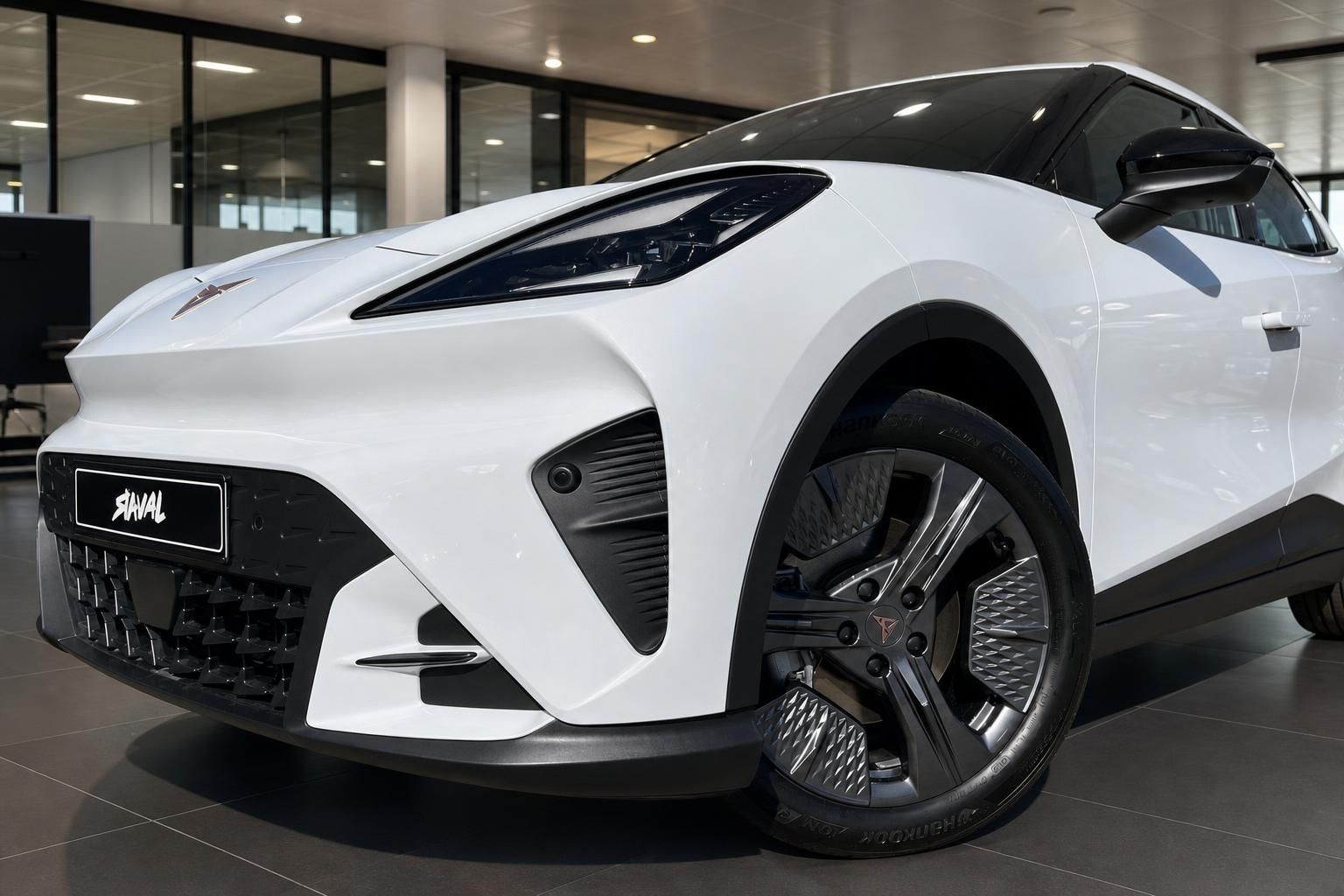 Cupra Raval weiß Frontansicht mit Felgen im Showroom