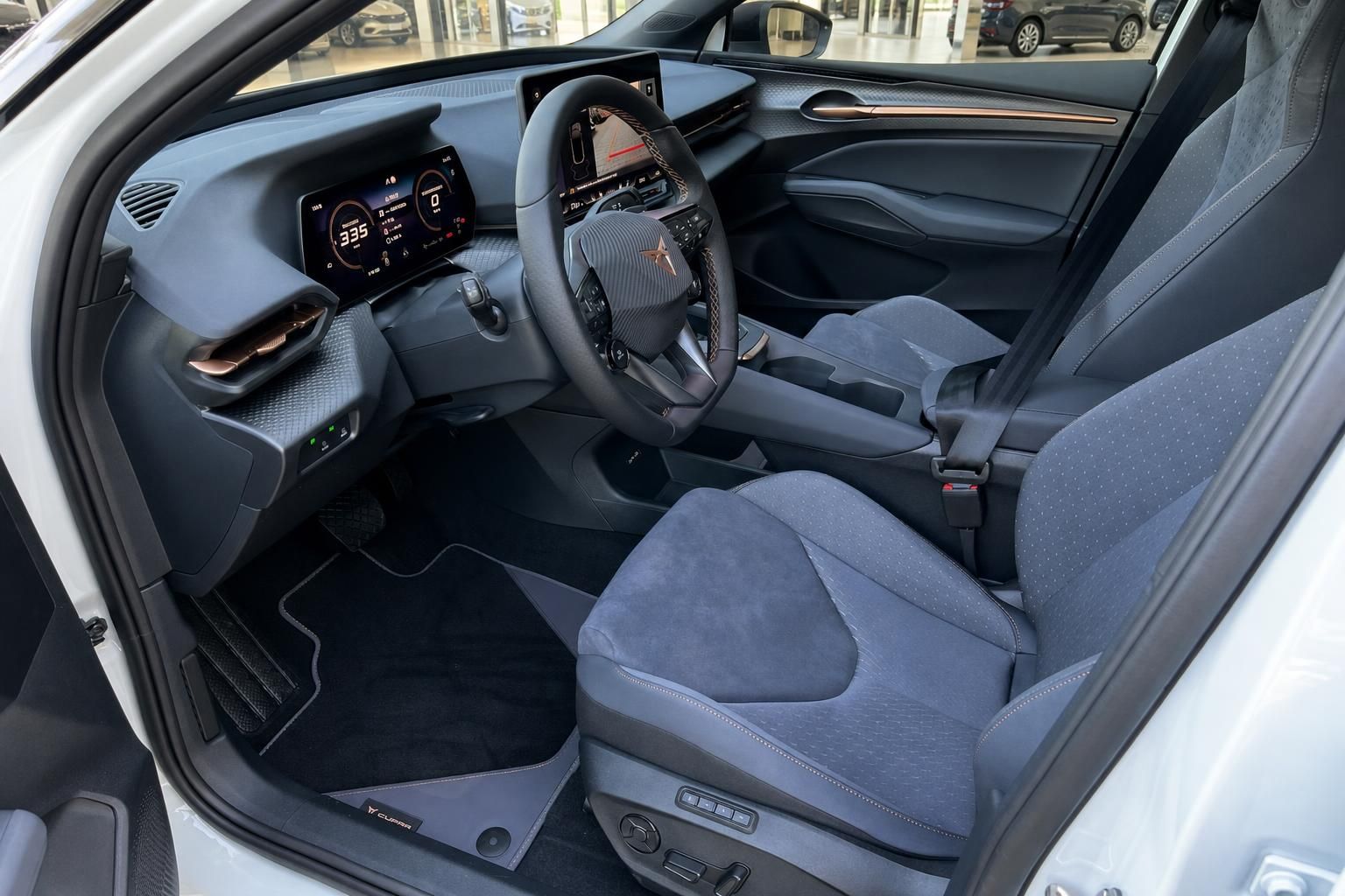 Cupra Raval Cockpit mit Lenkrad und Fahrersitz im Detail